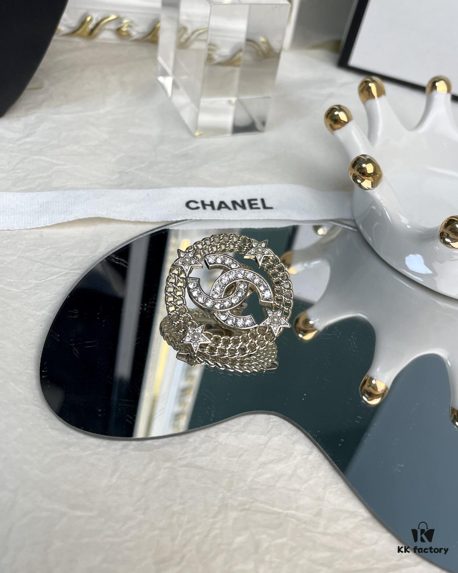 Xiaoxiang New Model Round Hollow-out Star Brooch