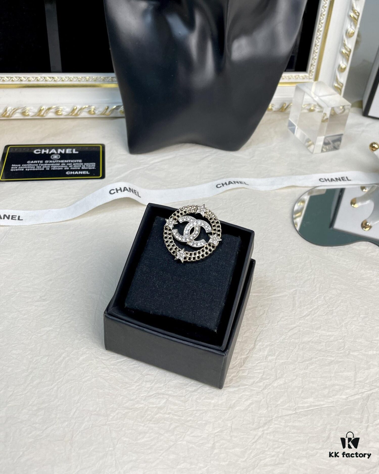 Xiaoxiang New Model Round Hollow-out Star Brooch