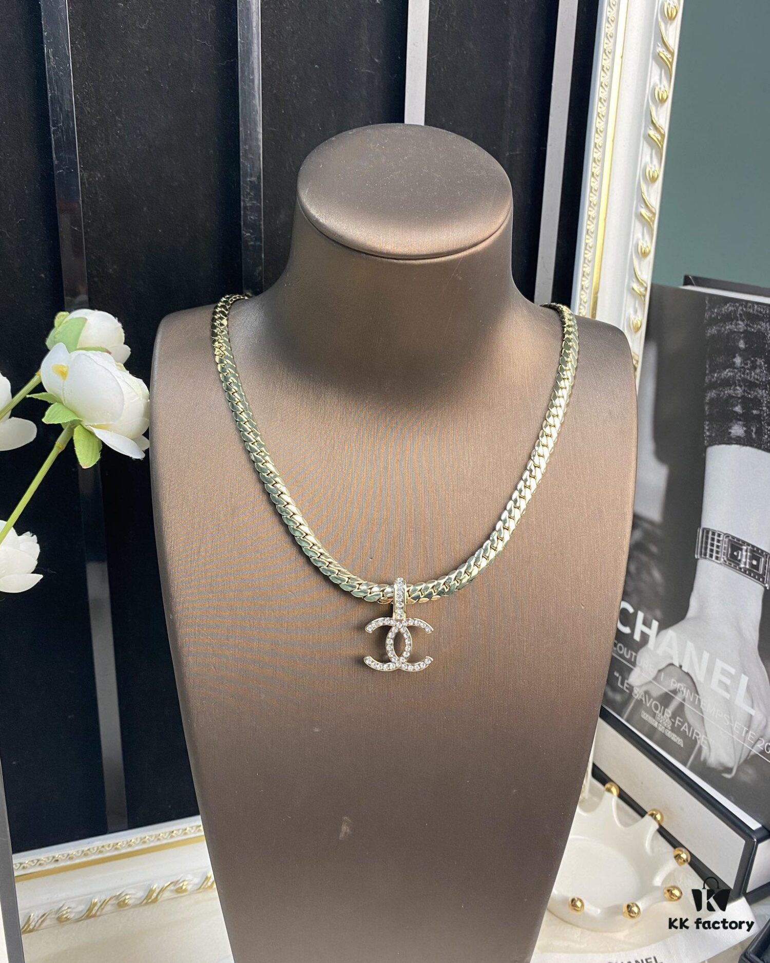 Xiaoxiang New Arrival Metal Chain Snake Bone Double C Pendant Necklace