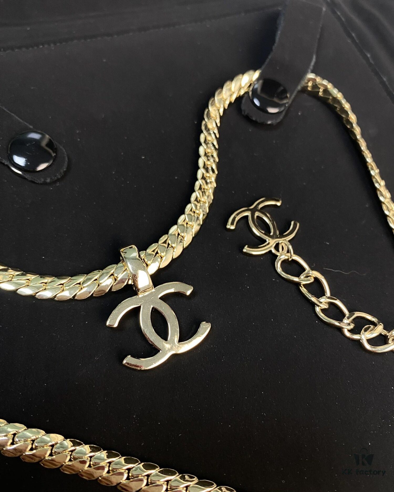 Xiaoxiang New Arrival Metal Chain Snake Bone Double C Pendant Necklace