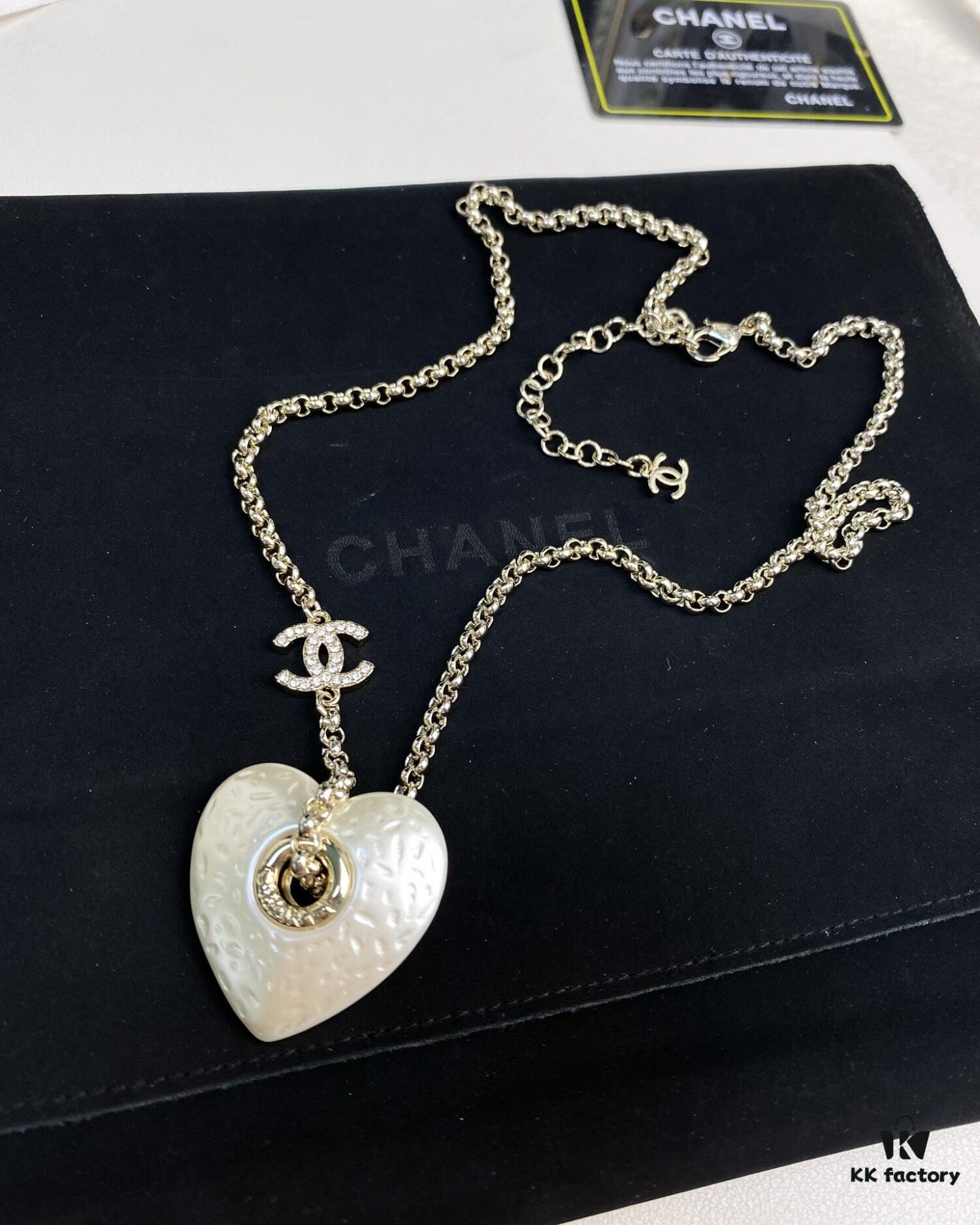 Xiaoxiang New Arrival Heart-Shaped White Peach Heart 💖 Resin Minimalist Necklace ✨