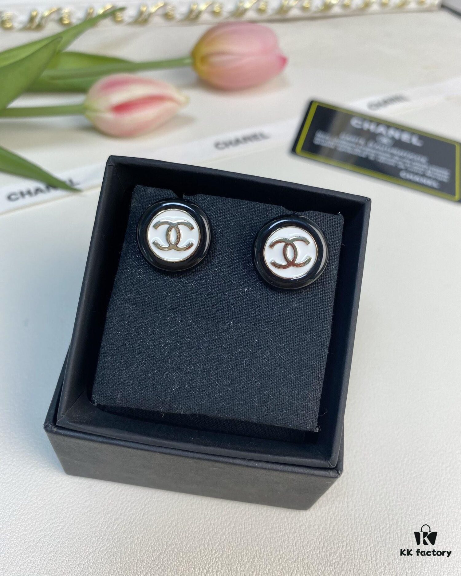 Chic New Arrival Black and White Button Round Resin Stud Earrings ✨✨