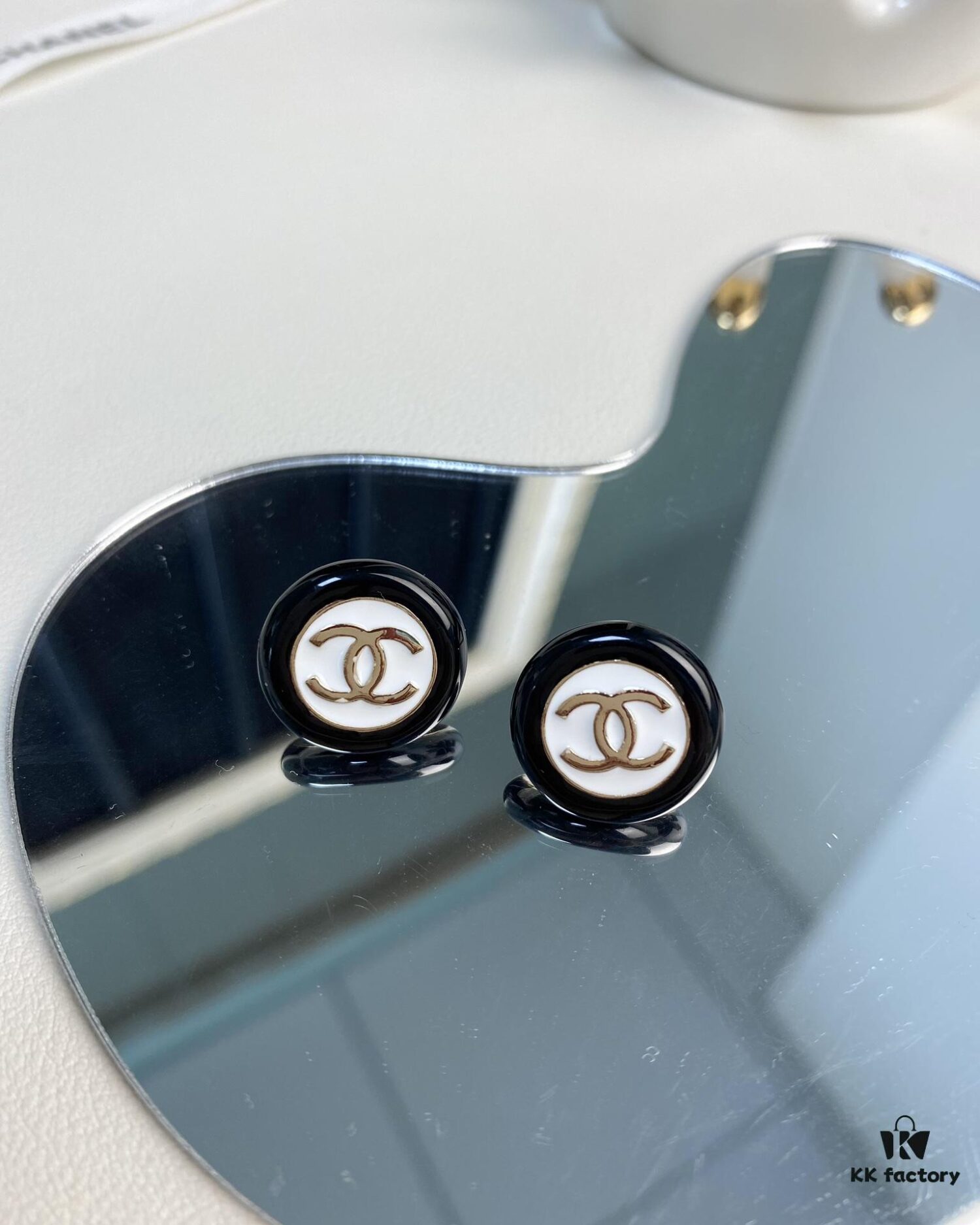 Chic New Arrival Black and White Button Round Resin Stud Earrings ✨✨