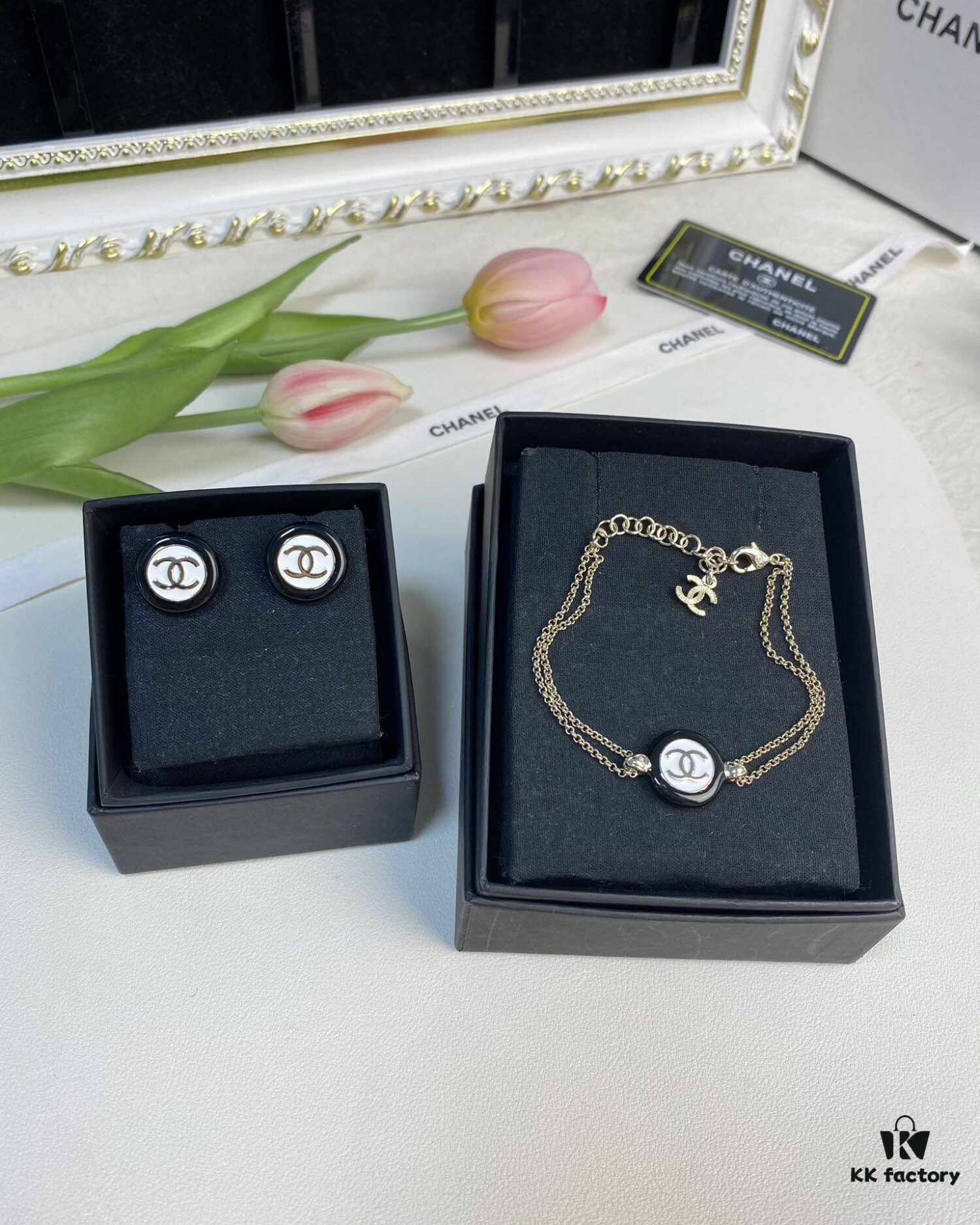 Chic New Arrival Black and White Button Round Resin Stud Earrings ✨✨