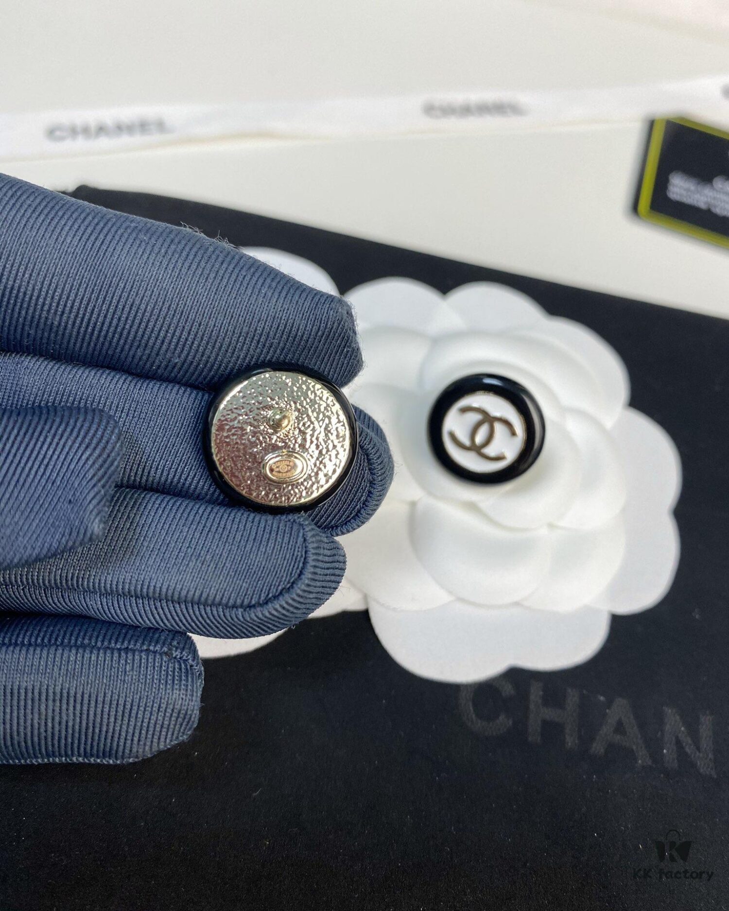 Chic New Arrival Black and White Button Round Resin Stud Earrings ✨✨