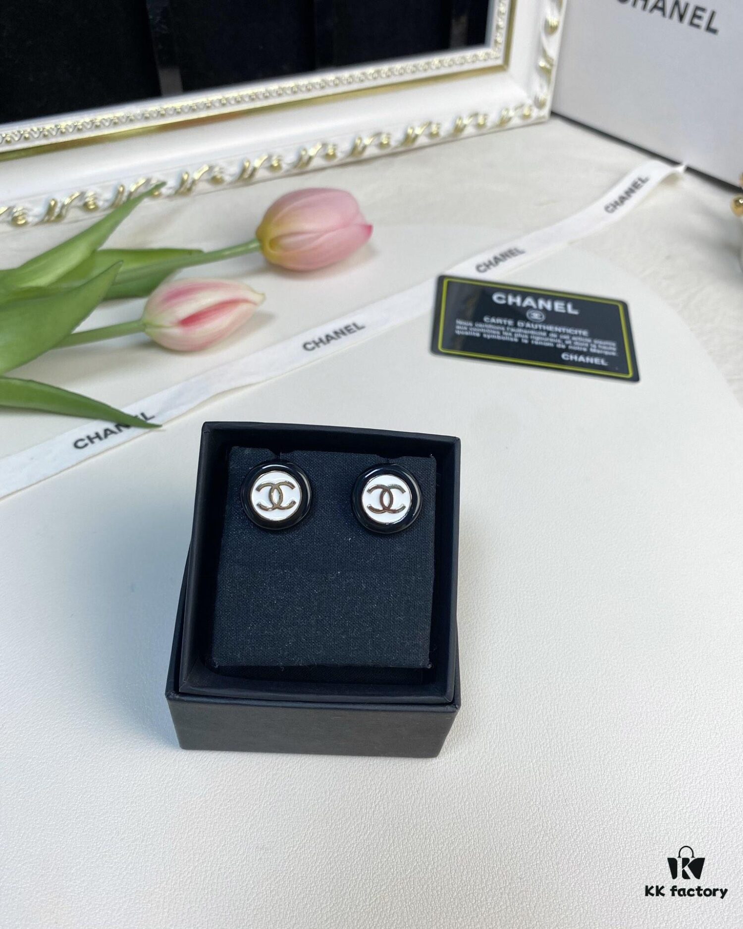 Chic New Arrival Black and White Button Round Resin Stud Earrings ✨✨