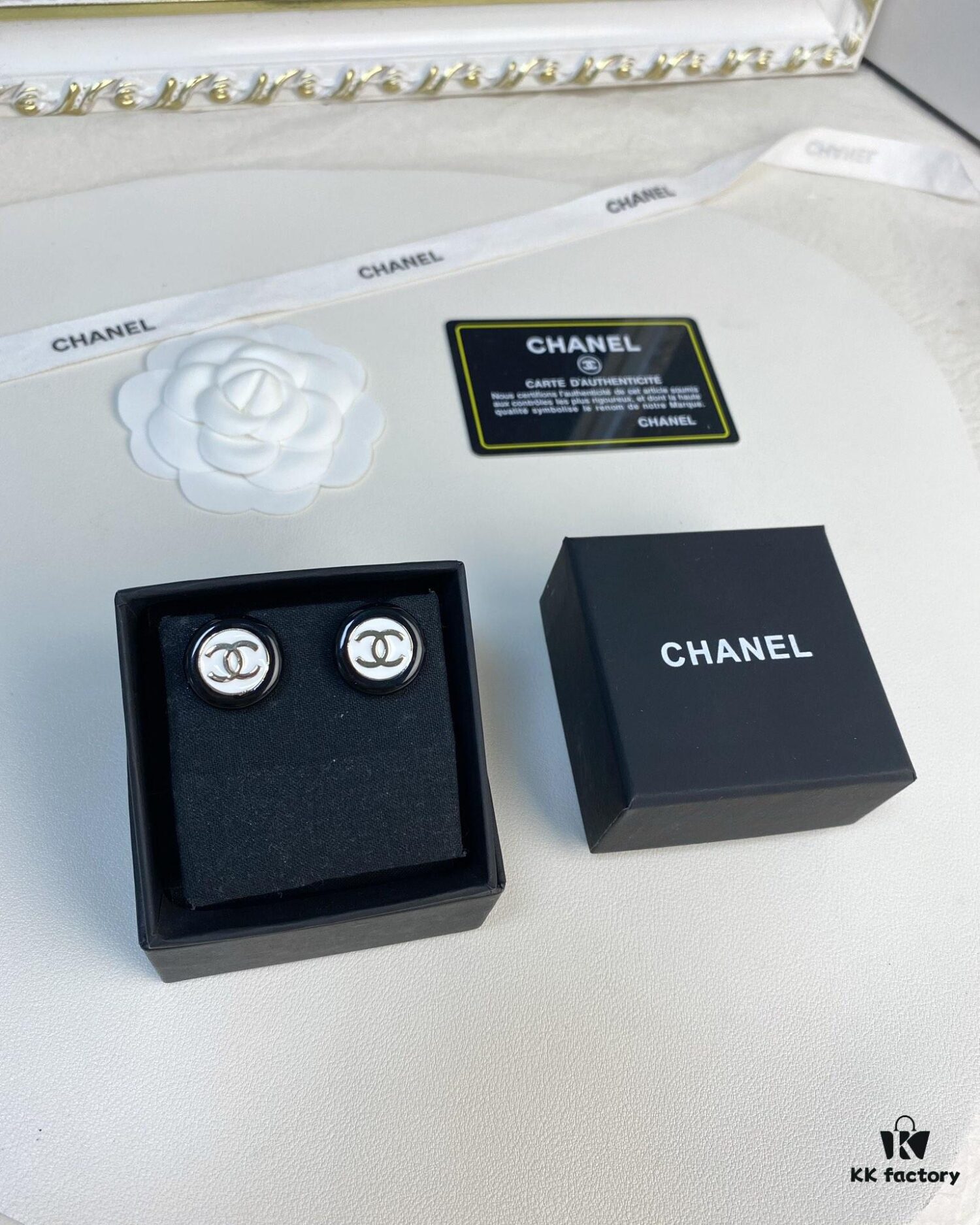 Chic New Arrival Black and White Button Round Resin Stud Earrings ✨✨