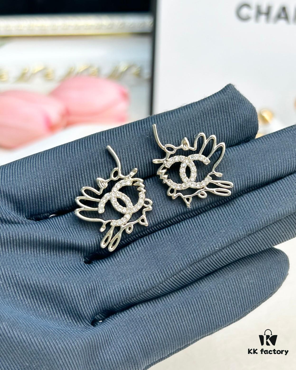 Xiaoxiang New Arrival Hollow Pattern Double C Diamond-Inlaid Earrings ✨✨