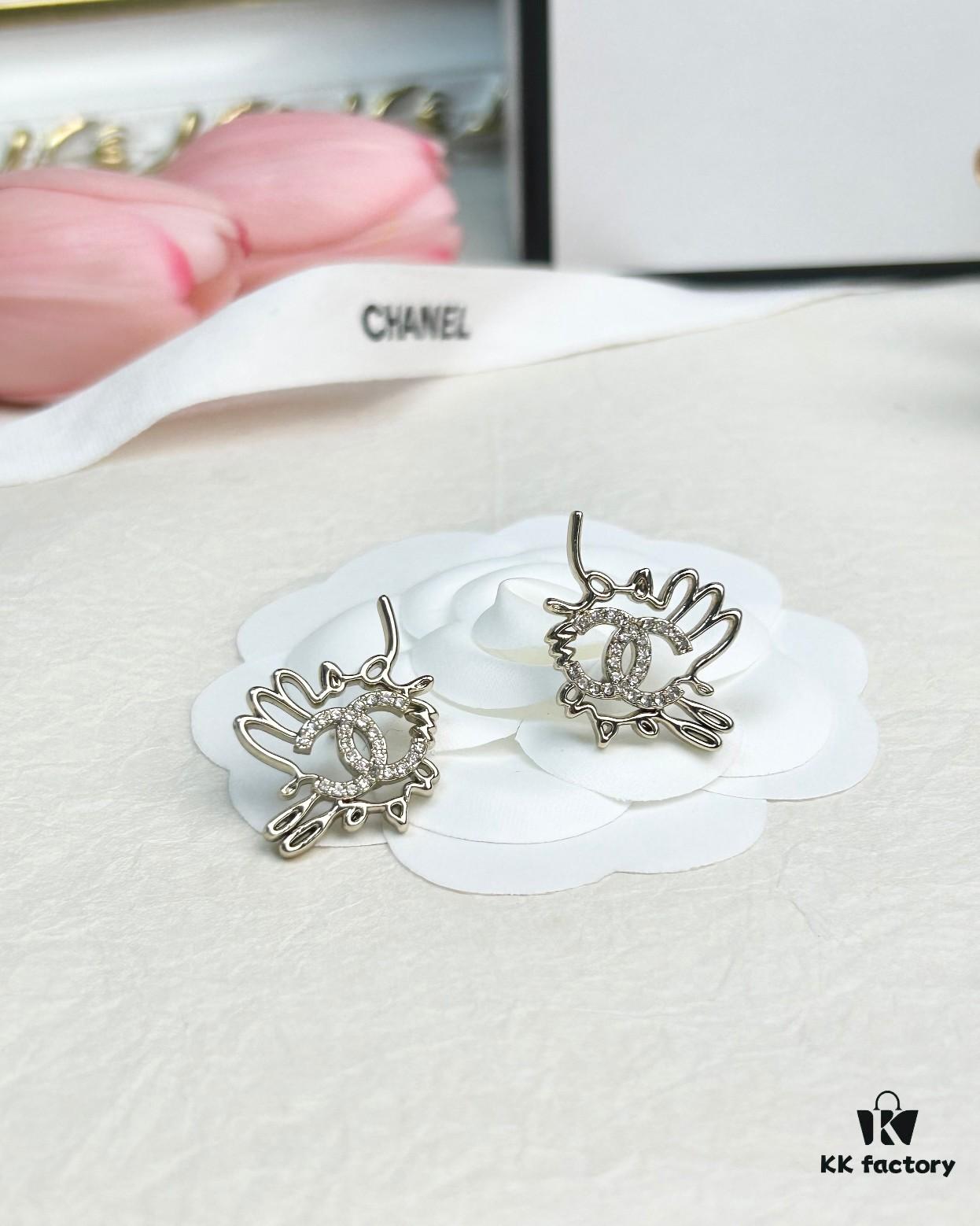 Xiaoxiang New Arrival Hollow Pattern Double C Diamond-Inlaid Earrings ✨✨