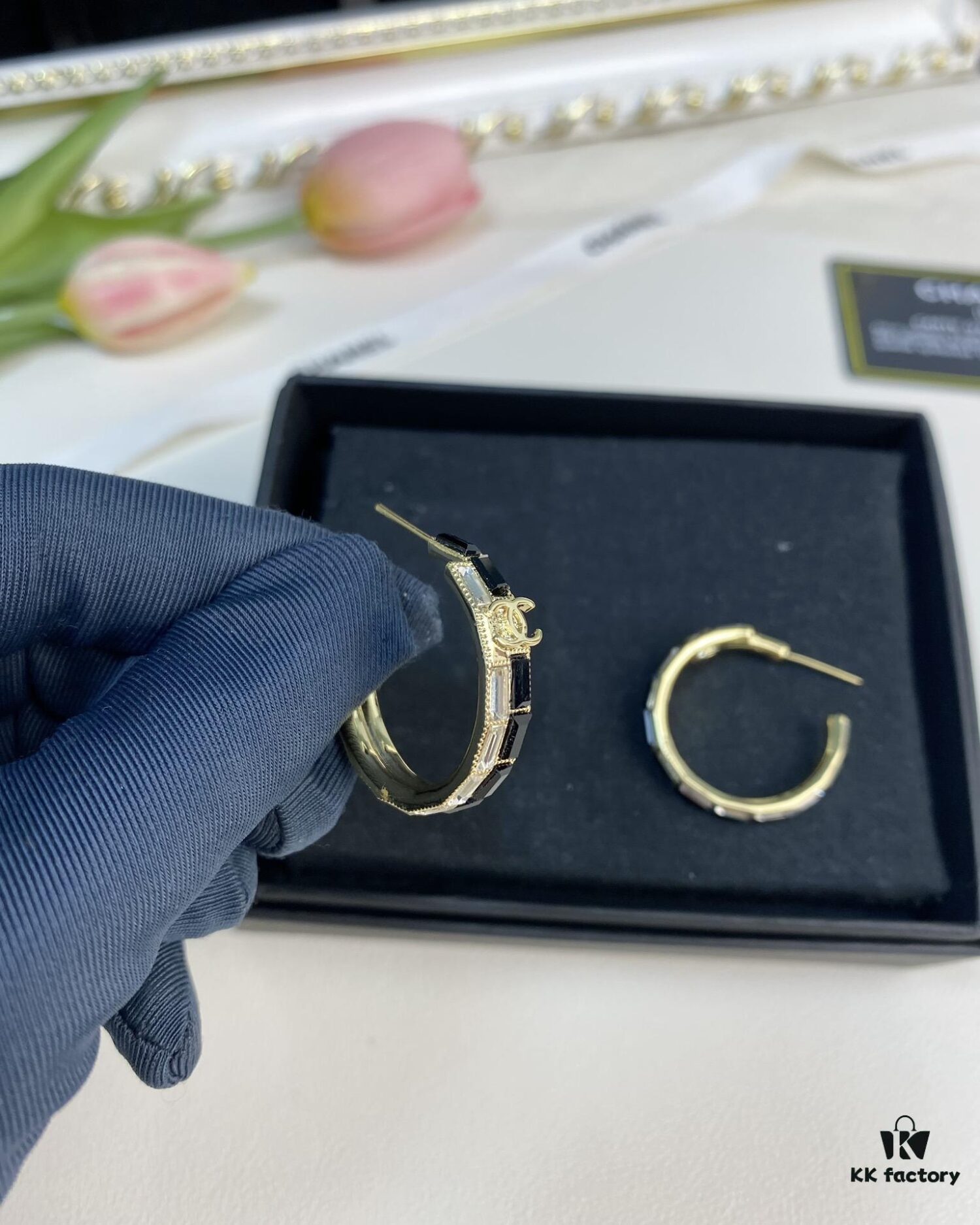 Xiaoxiang New Arrival Black and White Rhinestone Inlaid Small Hoop Earrings ✨✨