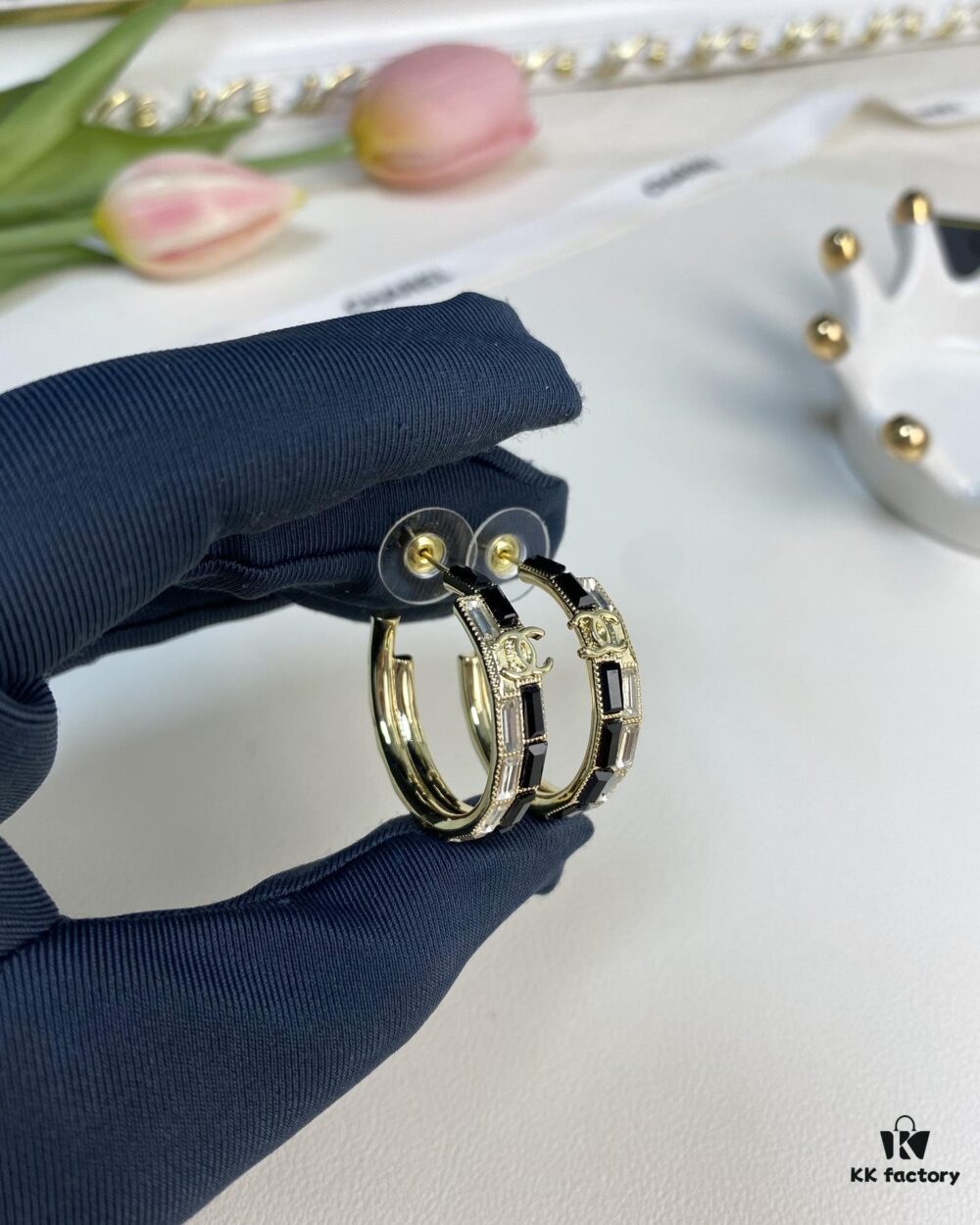 Xiaoxiang New Arrival Black and White Rhinestone Inlaid Small Hoop Earrings ✨✨