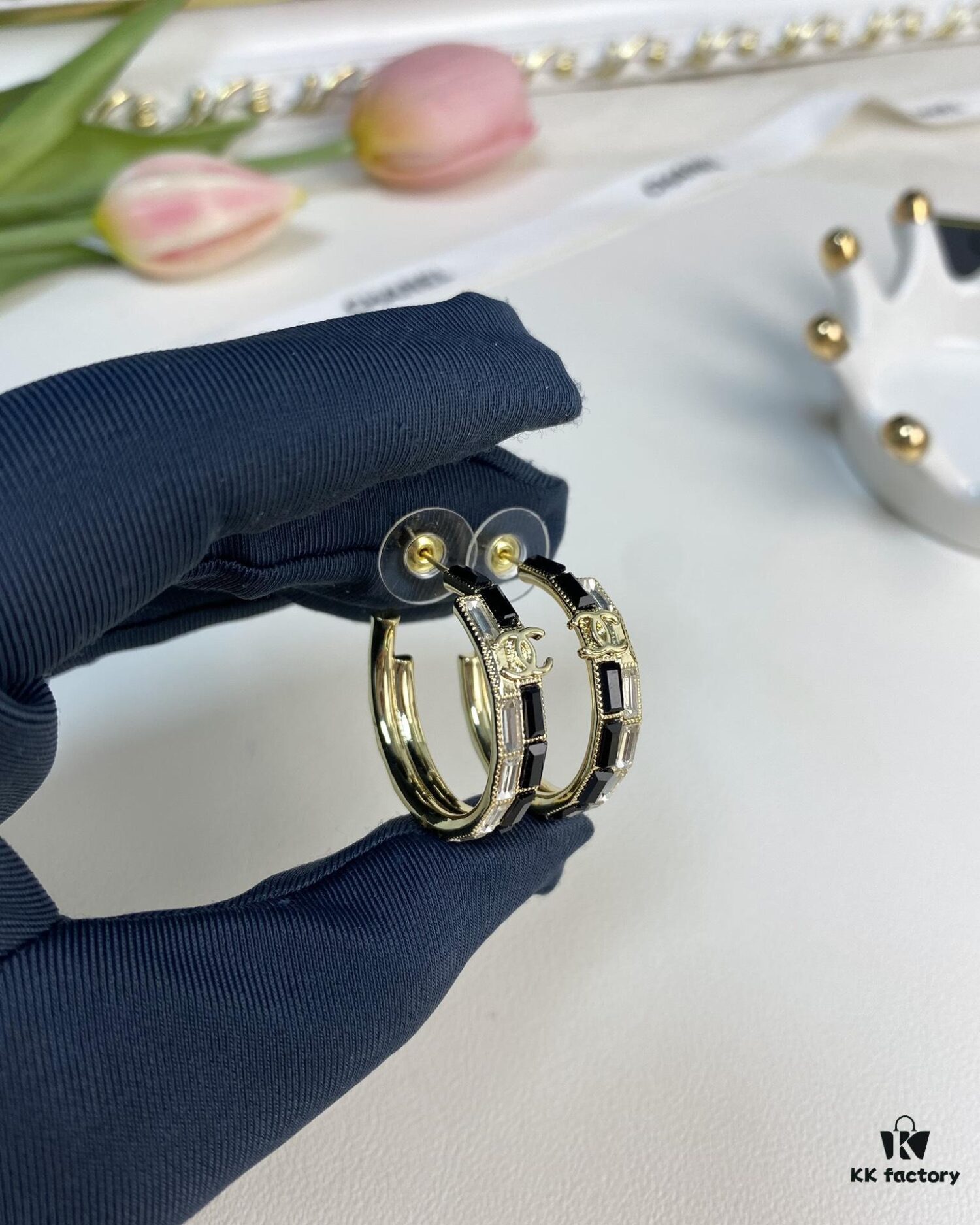 Xiaoxiang New Arrival Black and White Rhinestone Inlaid Small Hoop Earrings ✨✨