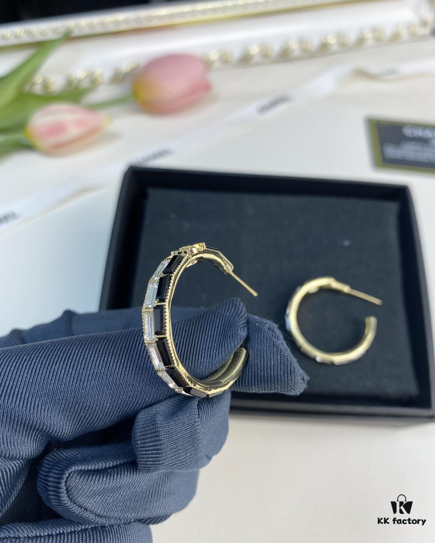 Xiaoxiang New Arrival Black and White Rhinestone Inlaid Small Hoop Earrings ✨✨
