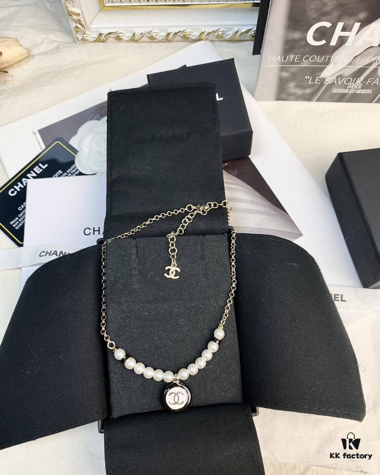 CHANE New Style Black and White Button Round Semi-Pearl Half Chain Necklace