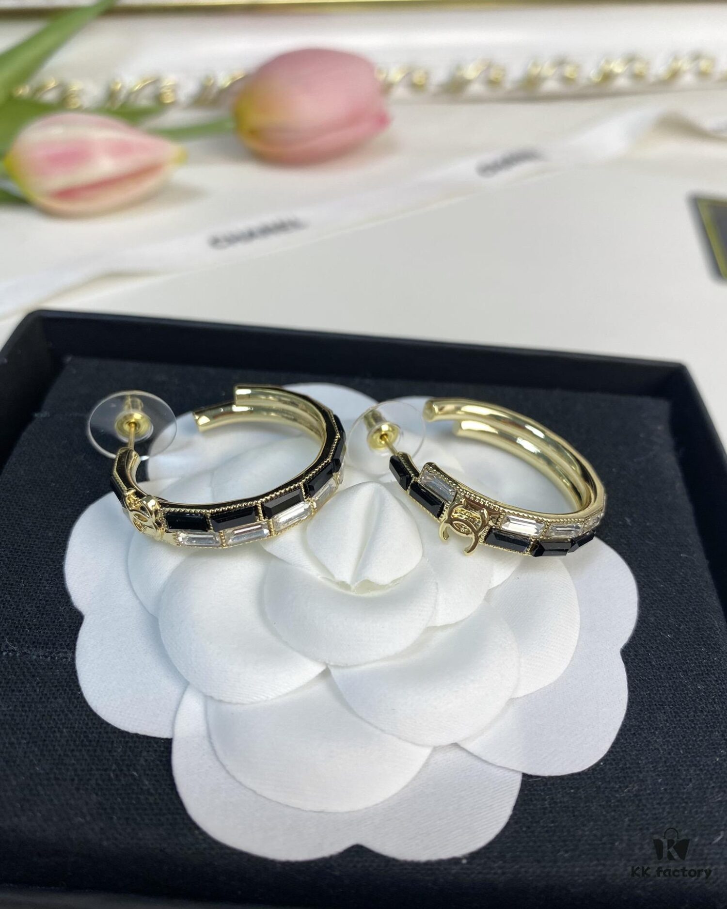 Xiaoxiang New Arrival Black and White Rhinestone Inlaid Small Hoop Earrings ✨✨