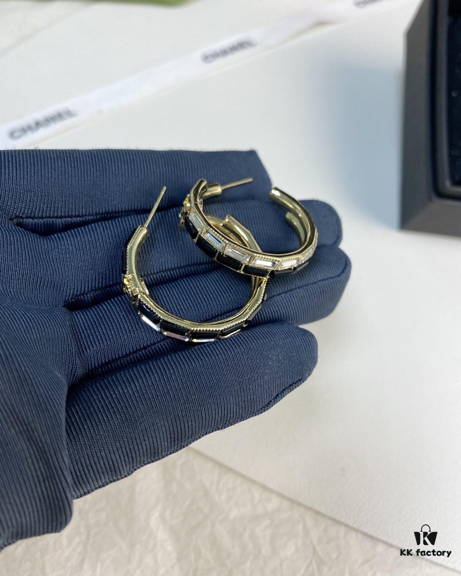 Xiaoxiang New Arrival Black and White Rhinestone Inlaid Small Hoop Earrings ✨✨