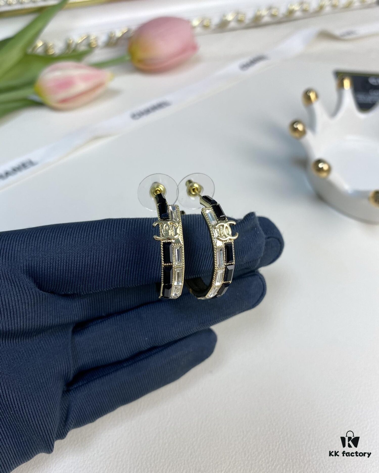 Xiaoxiang New Arrival Black and White Rhinestone Inlaid Small Hoop Earrings ✨✨