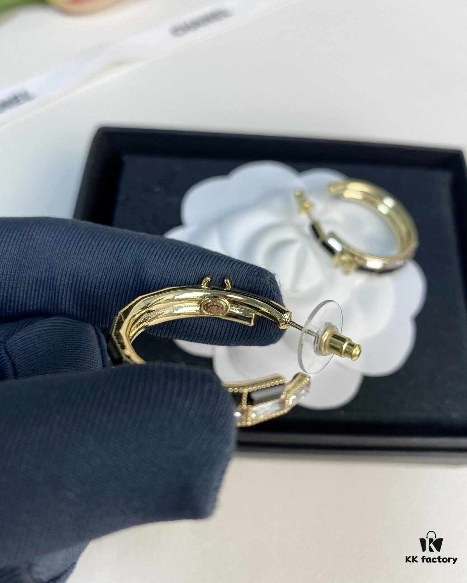 Xiaoxiang New Arrival Black and White Rhinestone Inlaid Small Hoop Earrings ✨✨