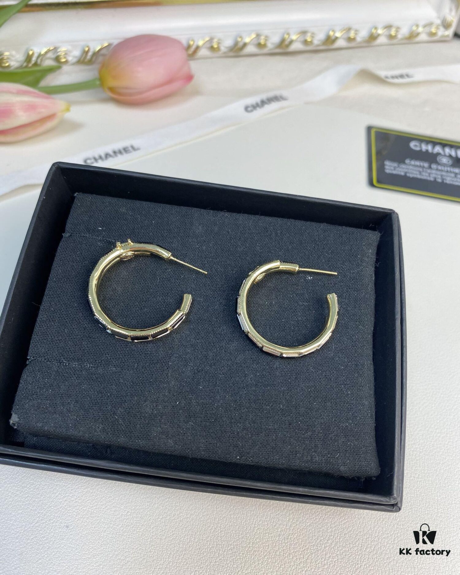Xiaoxiang New Arrival Black and White Rhinestone Inlaid Small Hoop Earrings ✨✨