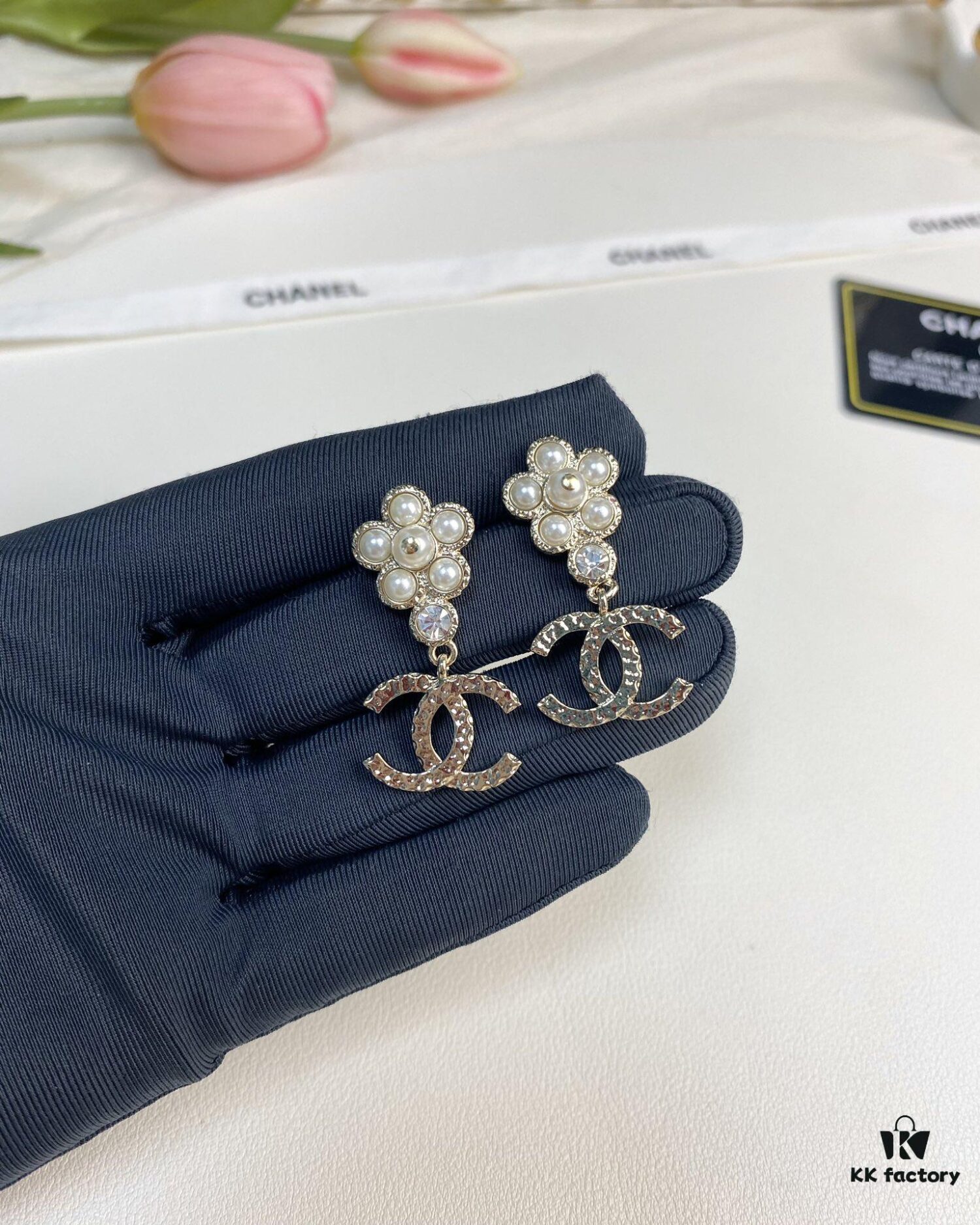 New Xiaoxiang Pearl Flower Double C Pendant Earrings