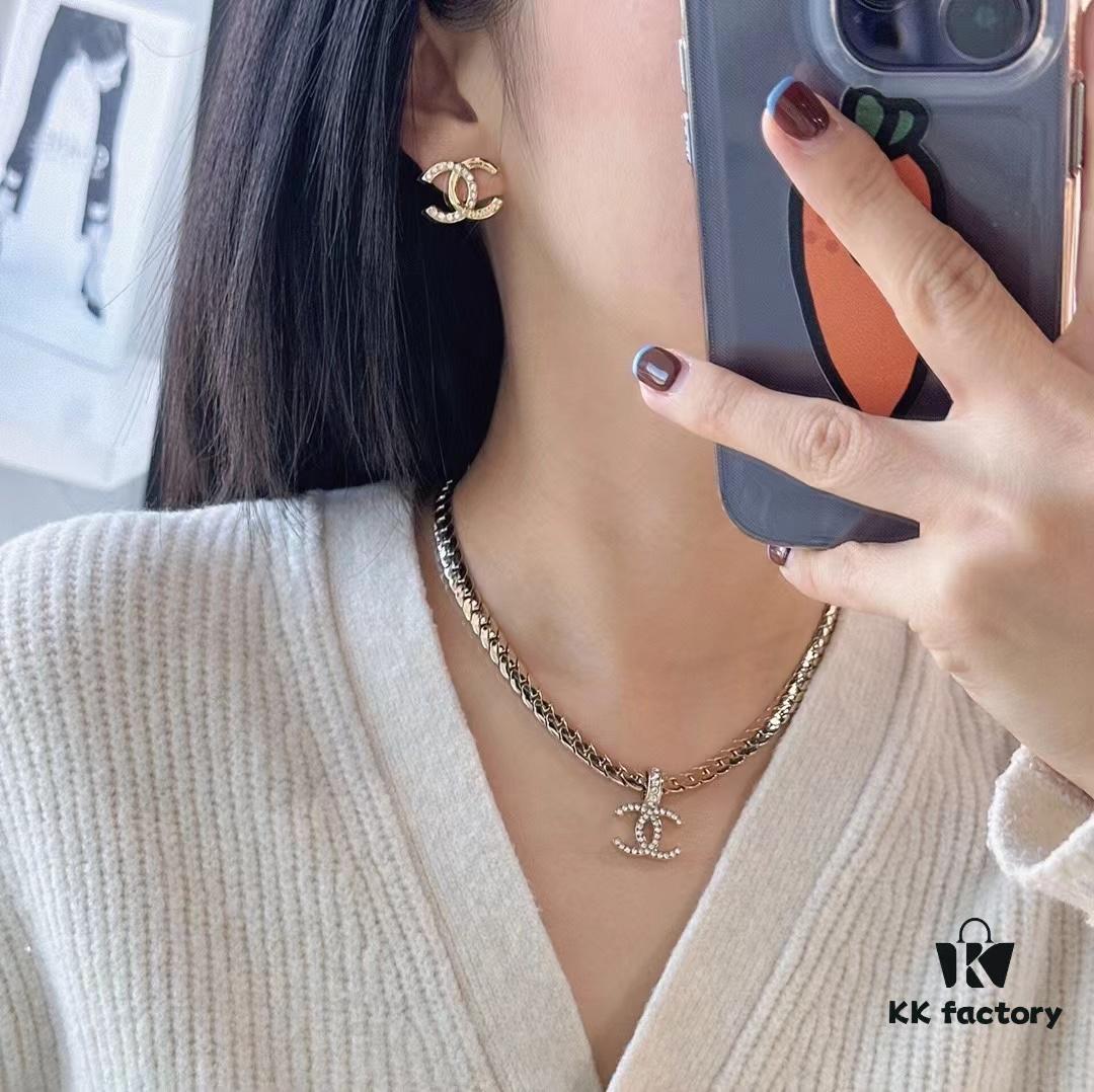 Xiaoxiang New Arrival Metal Chain Snake Bone Double C Pendant Necklace