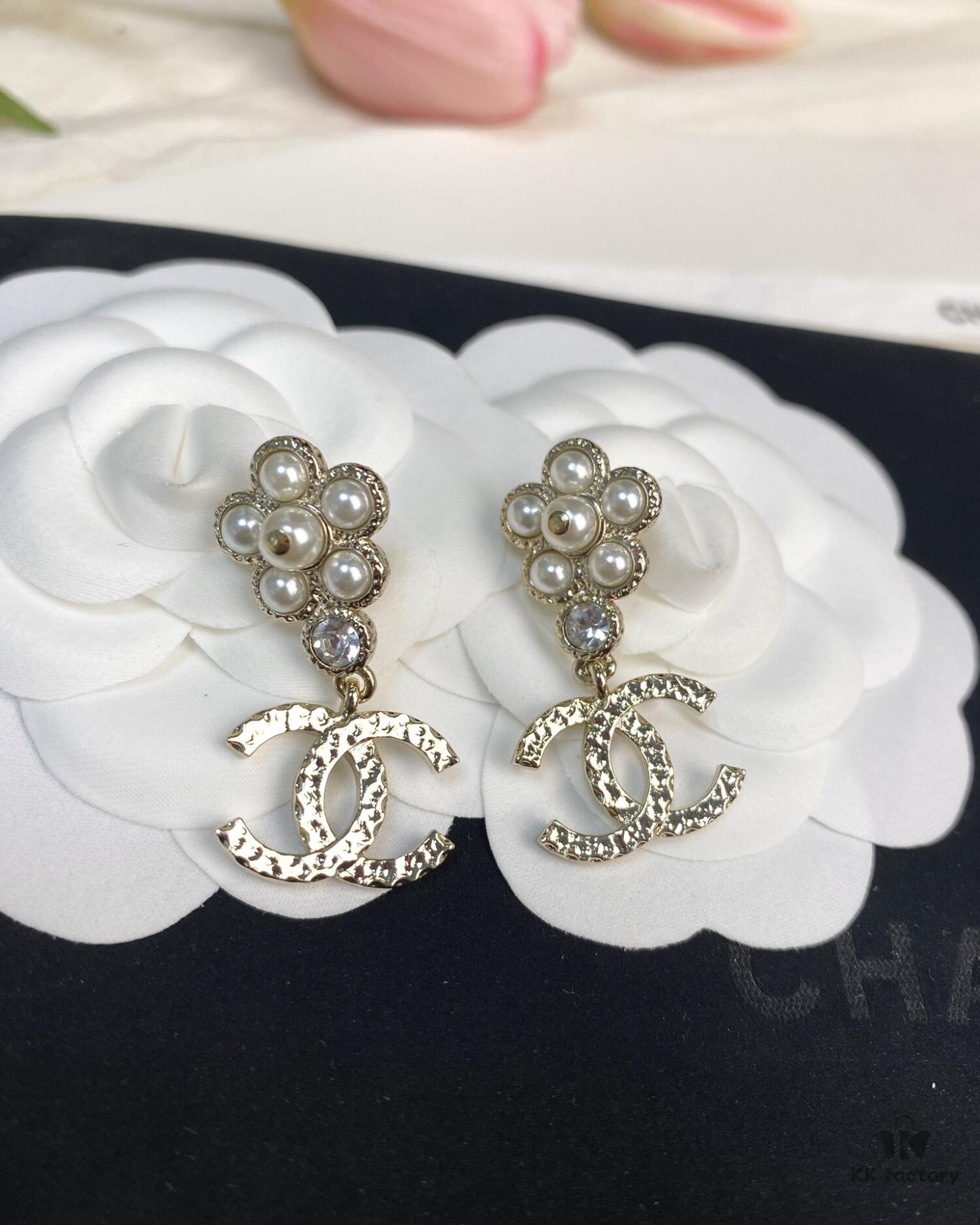 New Xiaoxiang Pearl Flower Double C Pendant Earrings