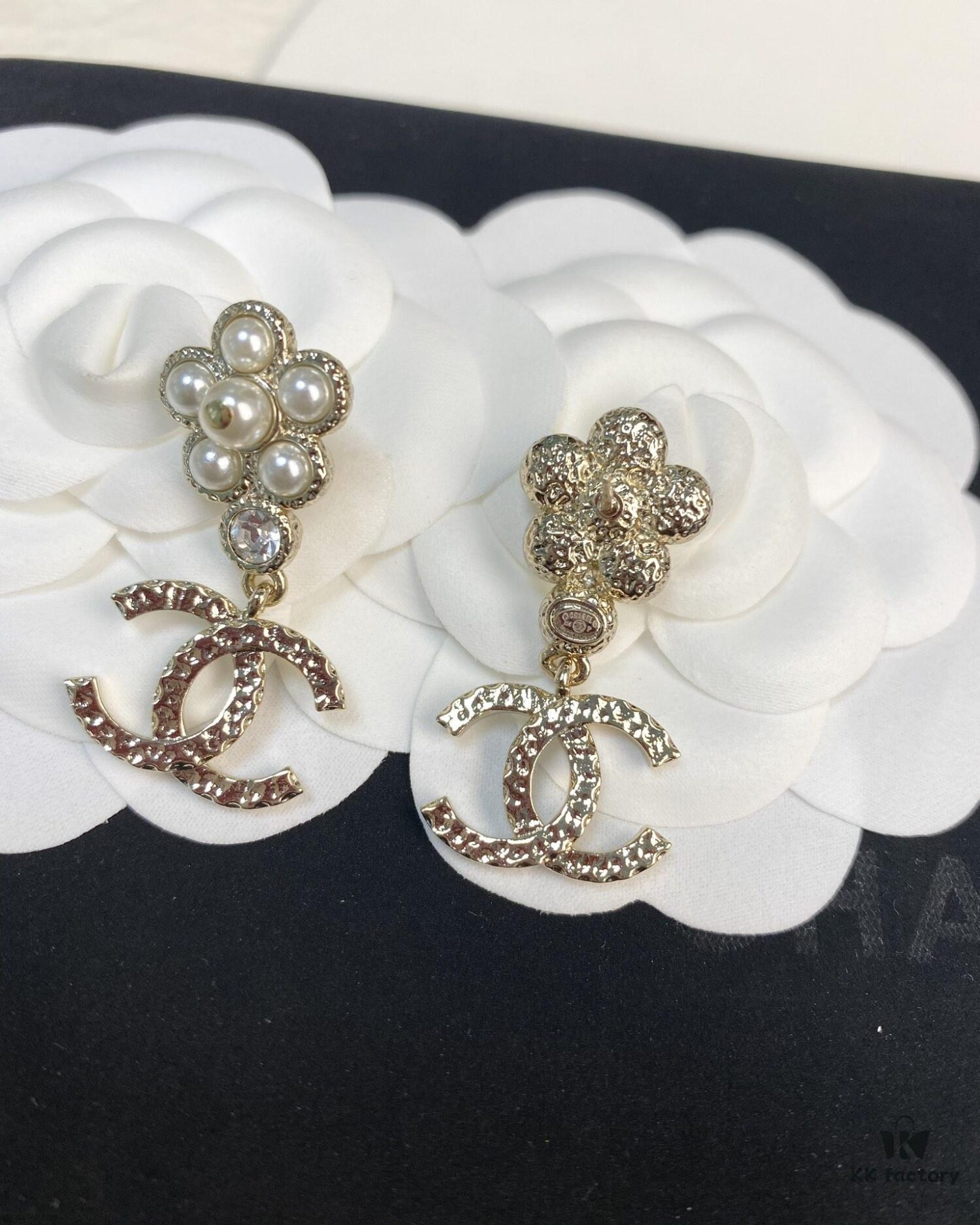 New Xiaoxiang Pearl Flower Double C Pendant Earrings