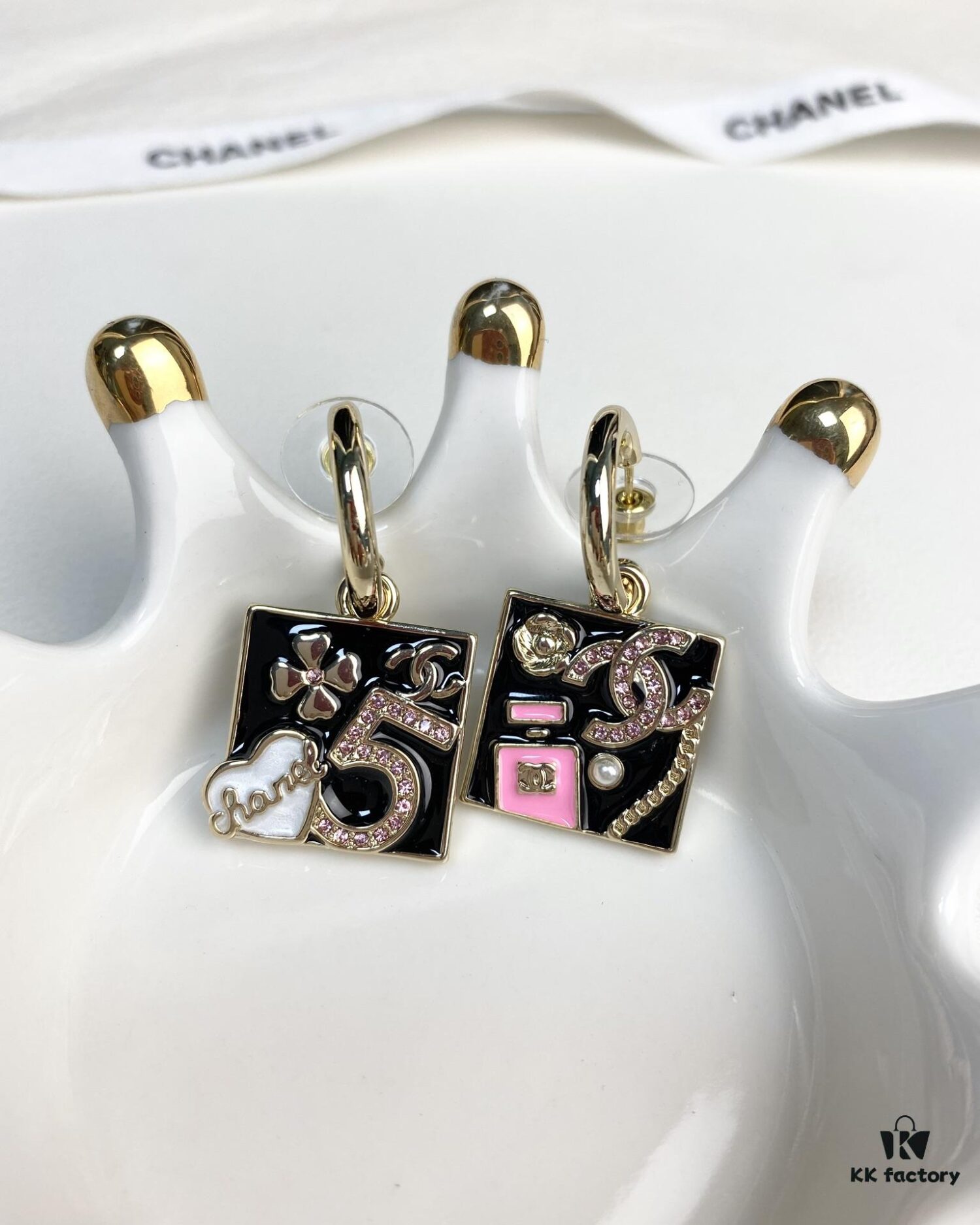 New Xiaoxiang Black Enamel Square Multi-Element AB Style Earrings ✨✨🦋