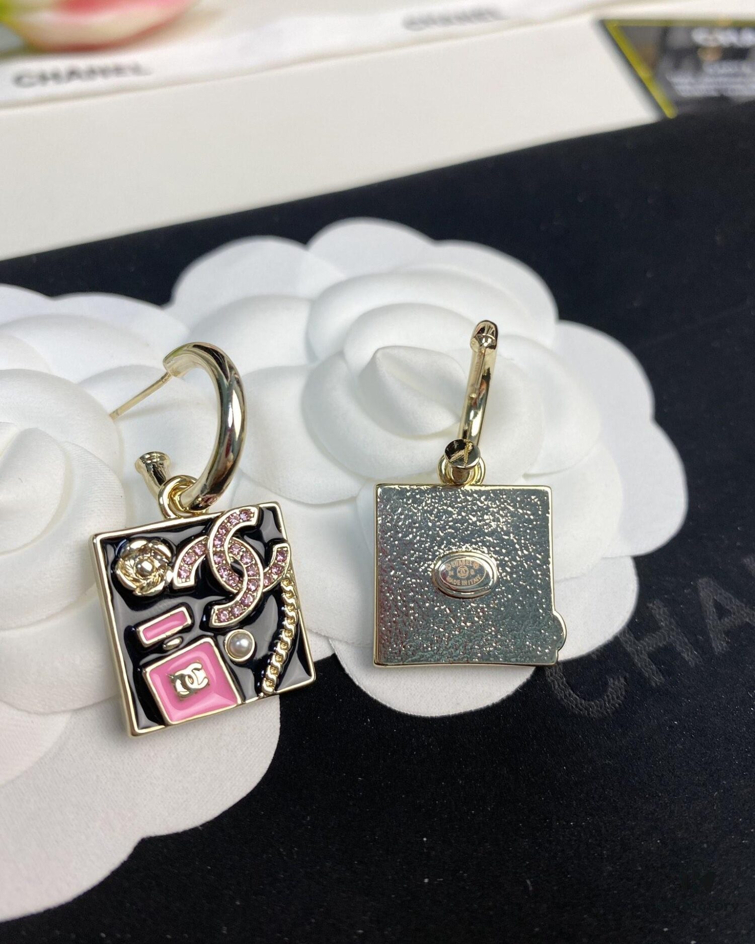 New Xiaoxiang Black Enamel Square Multi-Element AB Style Earrings ✨✨🦋