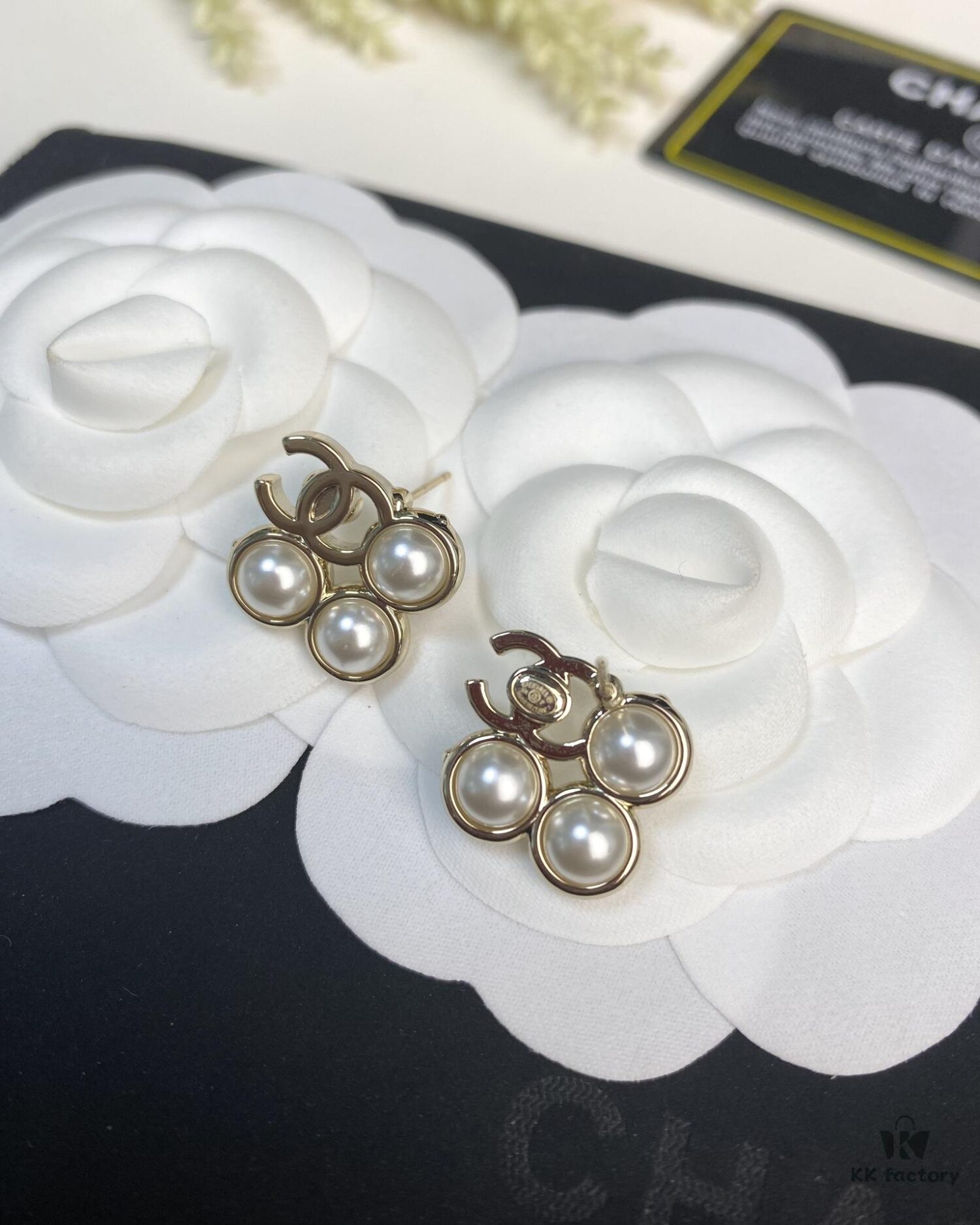 New Xiaoxiang Pearl Square Small Stud Earrings ✨🦋