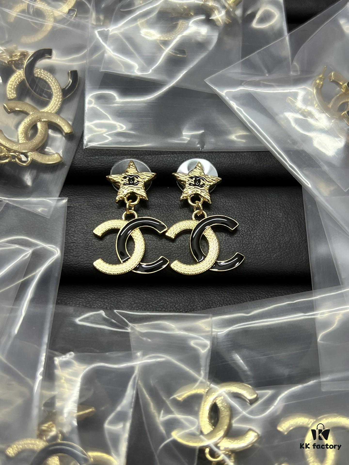 Xiaoxiang New Model Five-pointed Star Double C Black and Gold Earrings