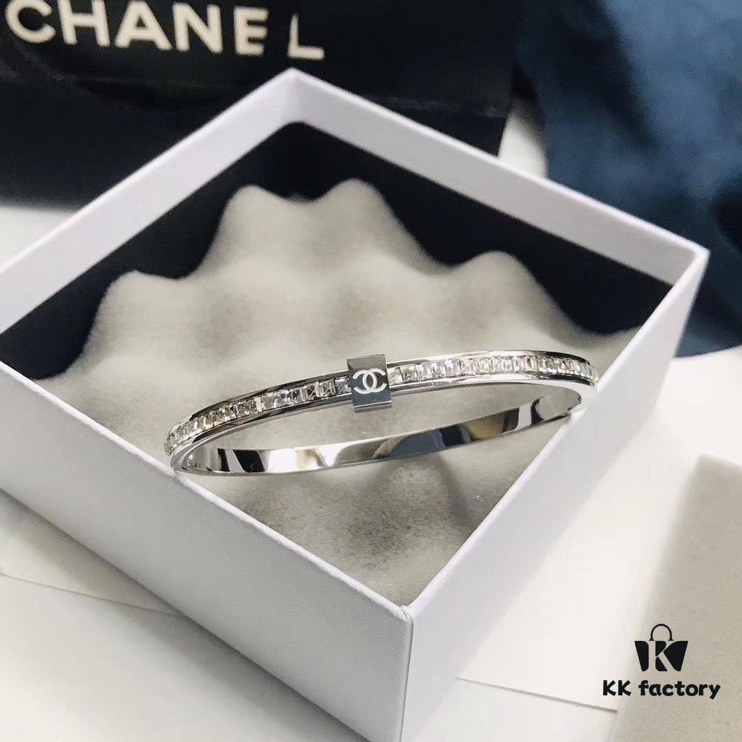 Chanel Latest Bracelet Genuine Authentic Highest Quality No Flaw Fashionable and Minimalist Elegant Unique Beautiful