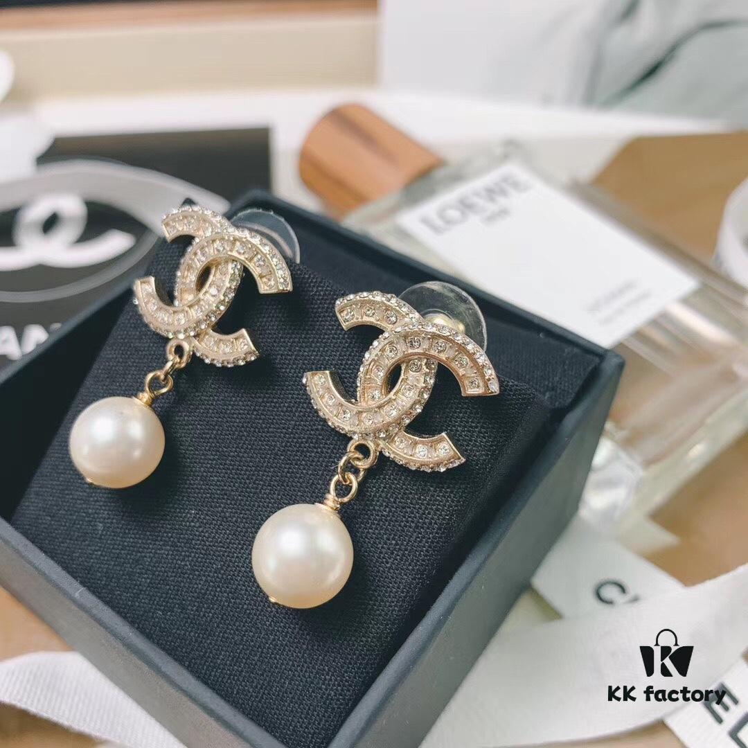 Eternal Double C Pendant Design – Timeless Classic!