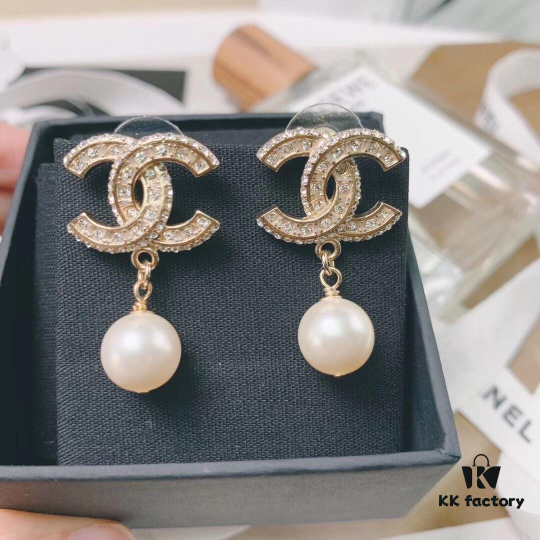 Eternal Double C Pendant Design – Timeless Classic!