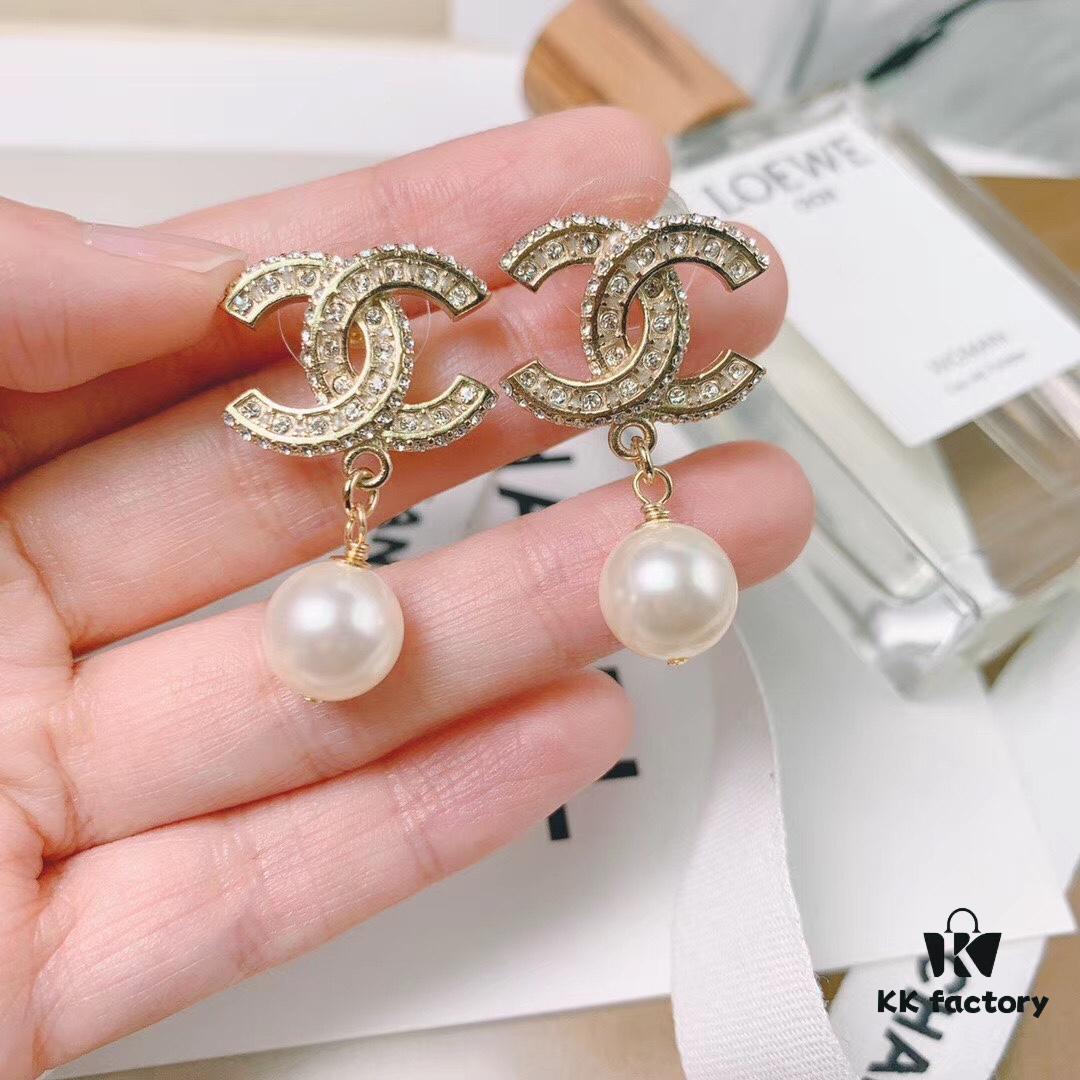 Eternal Double C Pendant Design – Timeless Classic!