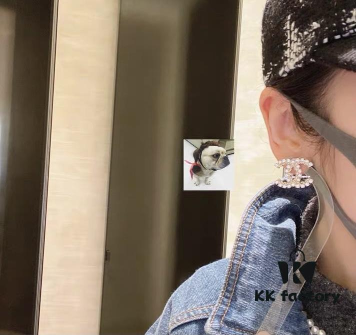 New Arrival Little Xiang 2021 Latest Collection Chanel Curved Full Diamond CC Stud Earrings