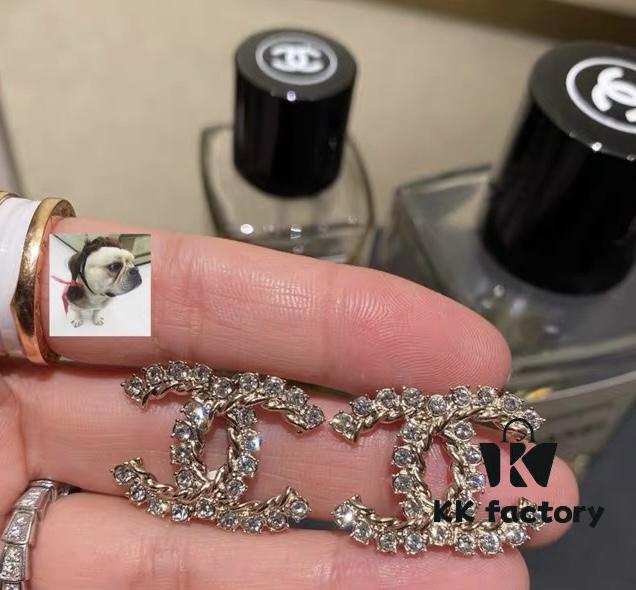 New Arrival Little Xiang 2021 Latest Collection Chanel Curved Full Diamond CC Stud Earrings