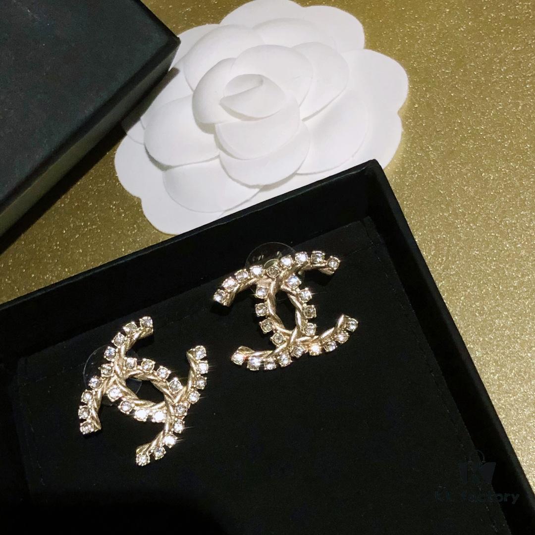 New Arrival Little Xiang 2021 Latest Collection Chanel Curved Full Diamond CC Stud Earrings