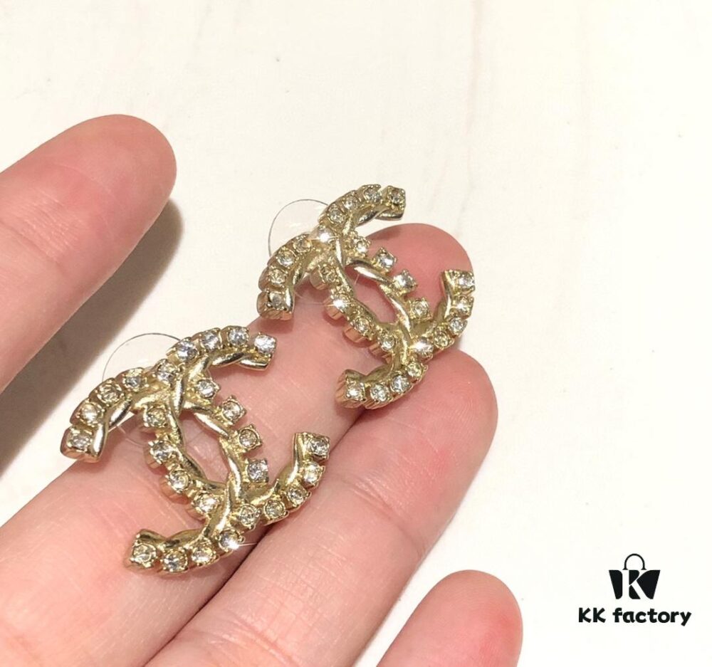 New Arrival Little Xiang 2021 Latest Collection Chanel Curved Full Diamond CC Stud Earrings