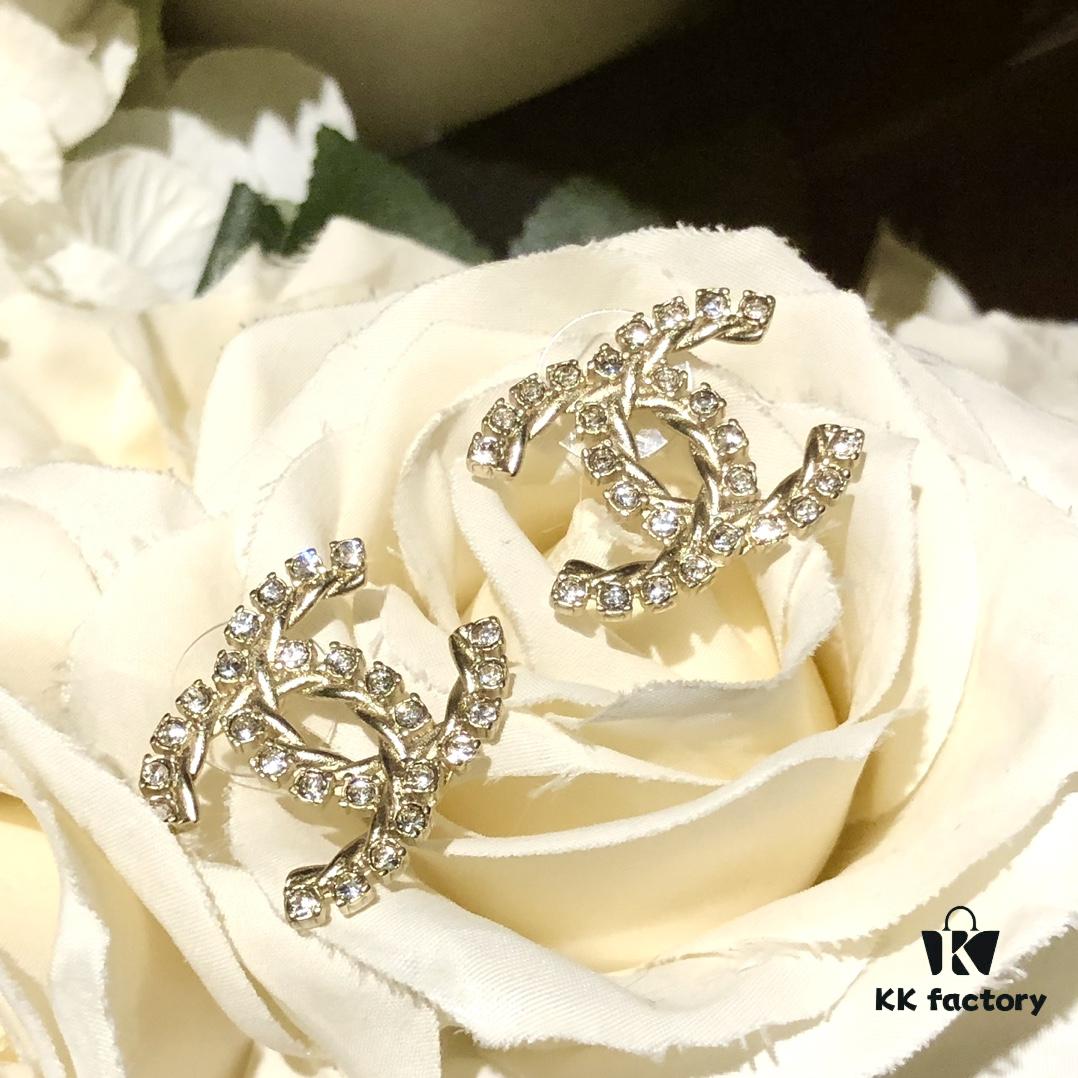 New Arrival Little Xiang 2021 Latest Collection Chanel Curved Full Diamond CC Stud Earrings