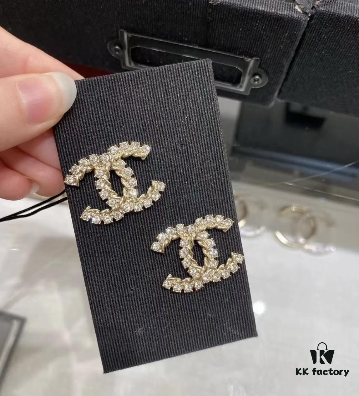 New Arrival Little Xiang 2021 Latest Collection Chanel Curved Full Diamond CC Stud Earrings