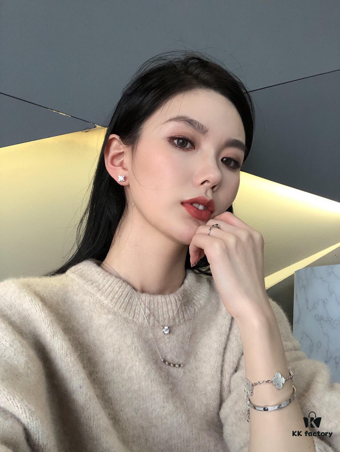 Honeycomb Necklace Wearing Reference