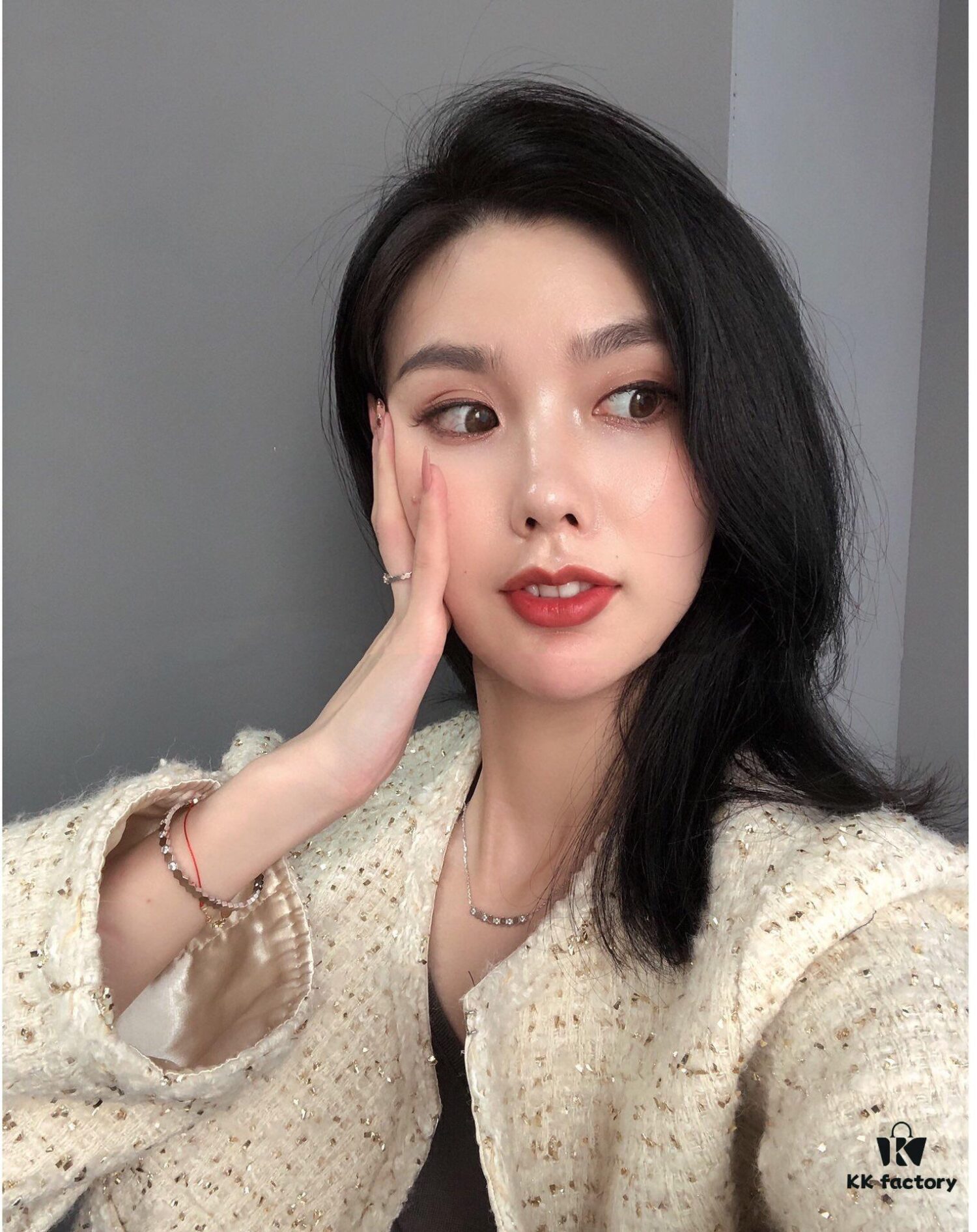 Honeycomb Necklace Wearing Reference