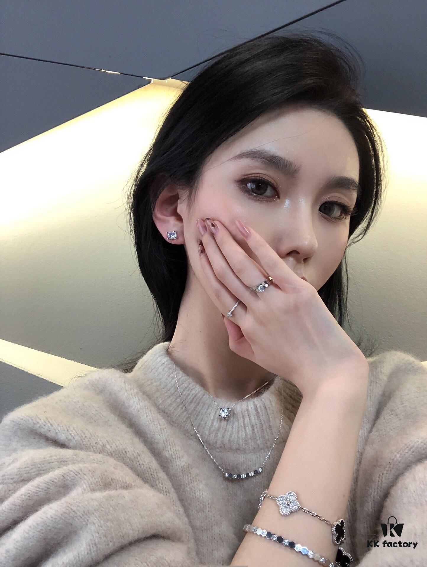 Honeycomb Necklace Wearing Reference