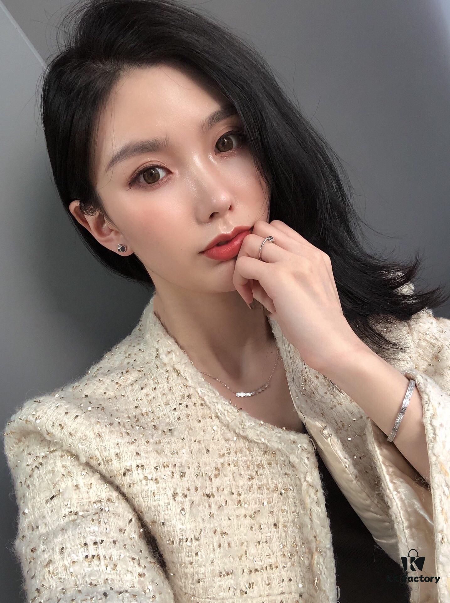 Honeycomb Necklace Wearing Reference