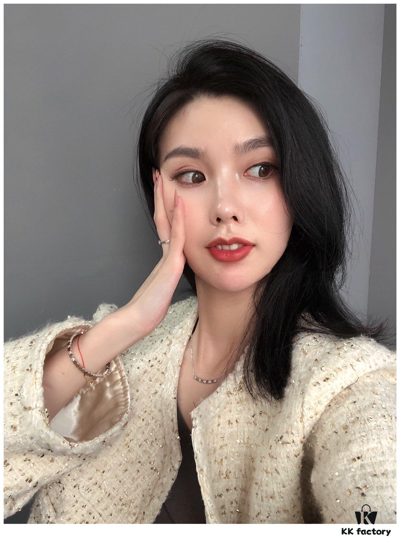 Honeycomb Necklace Wearing Reference