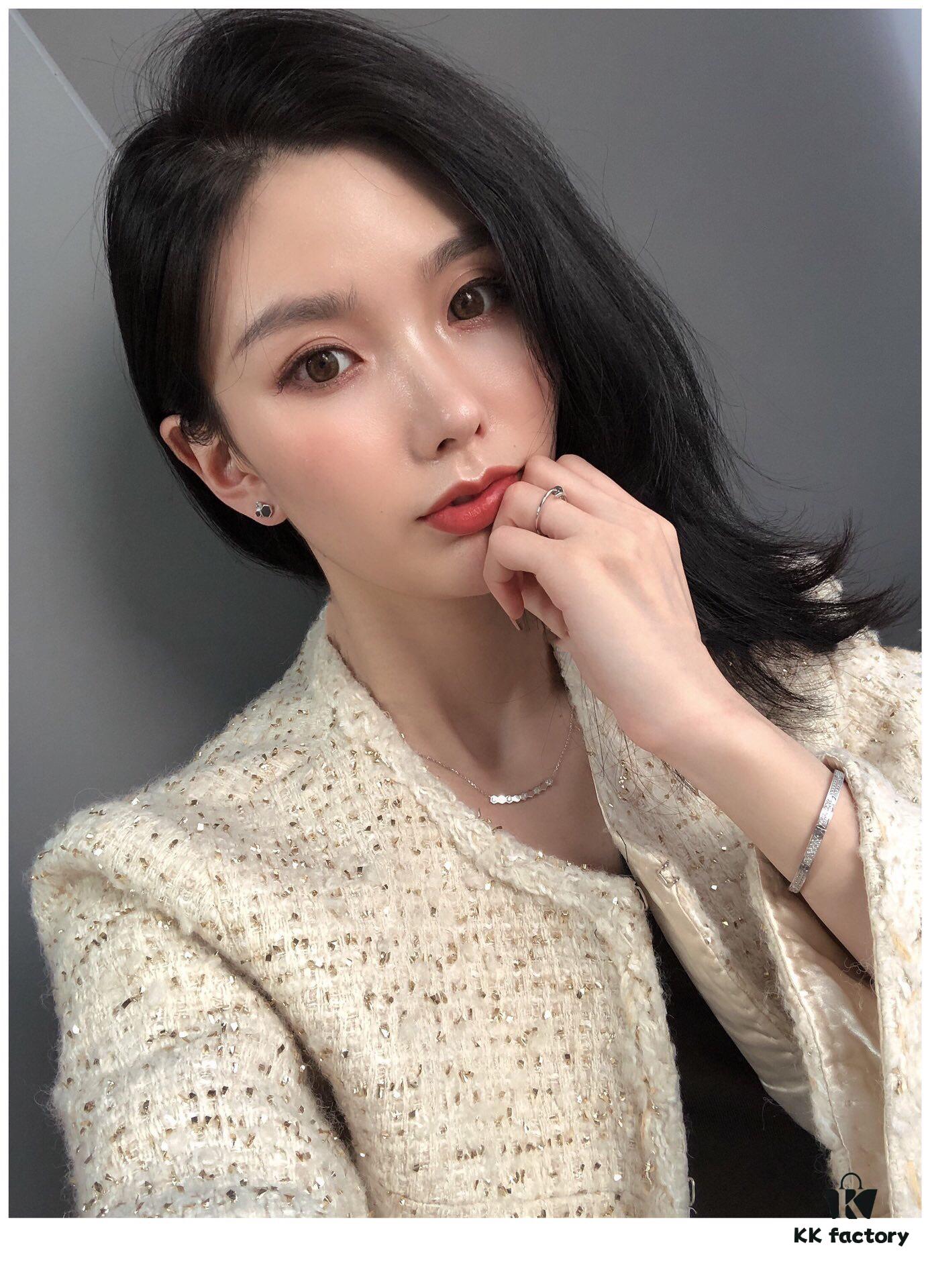 Honeycomb Necklace Wearing Reference