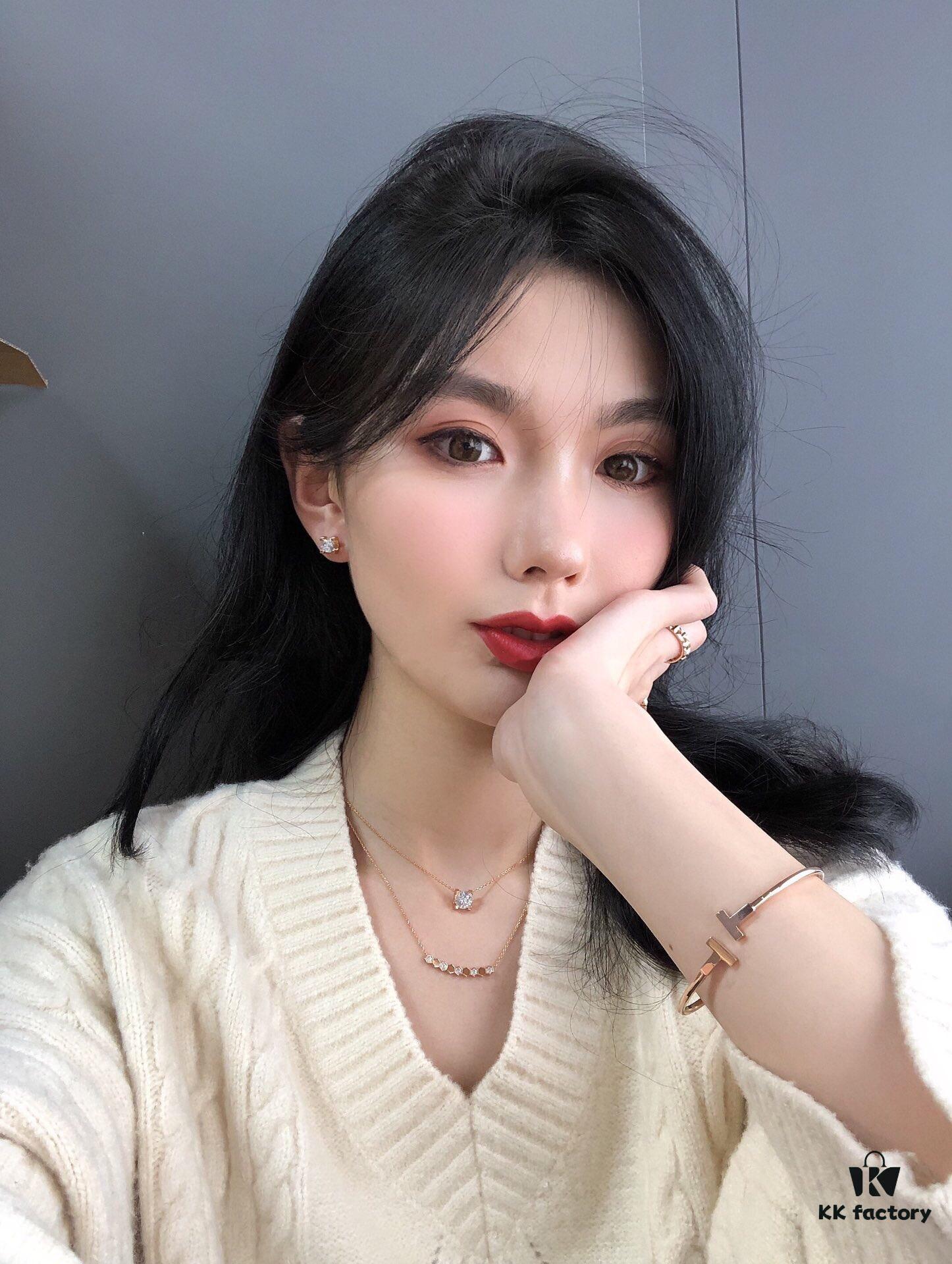 Honeycomb Necklace Wearing Reference