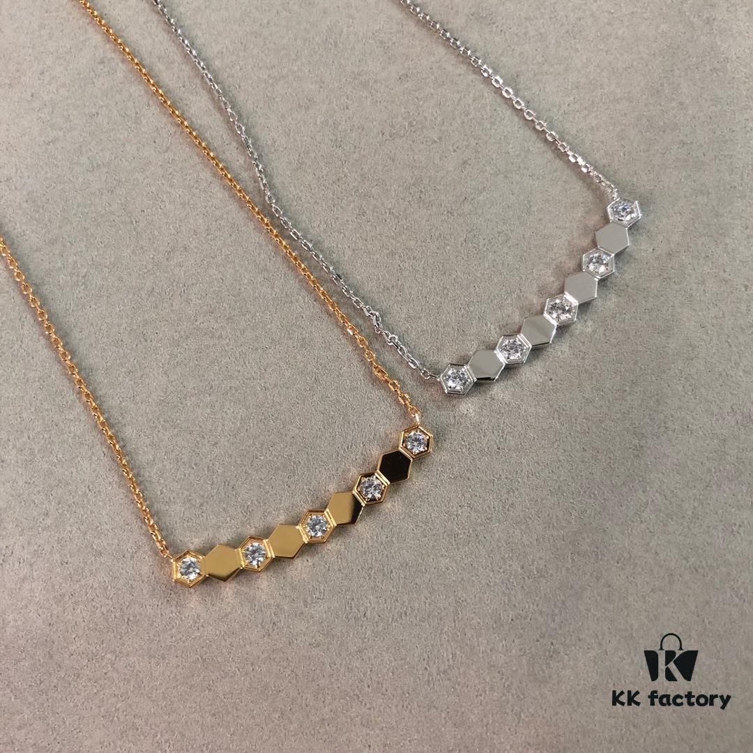 A Deceptively Simple Design with Exceptionally Complex Craftsmanship! Check the Real Images – Every Edge and Corner of the Honeycomb Pattern Is Exquisitely Refined!