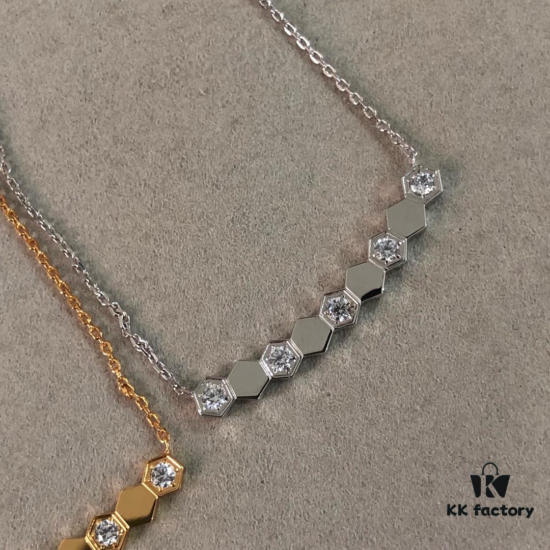 A Deceptively Simple Design with Exceptionally Complex Craftsmanship! Check the Real Images – Every Edge and Corner of the Honeycomb Pattern Is Exquisitely Refined!